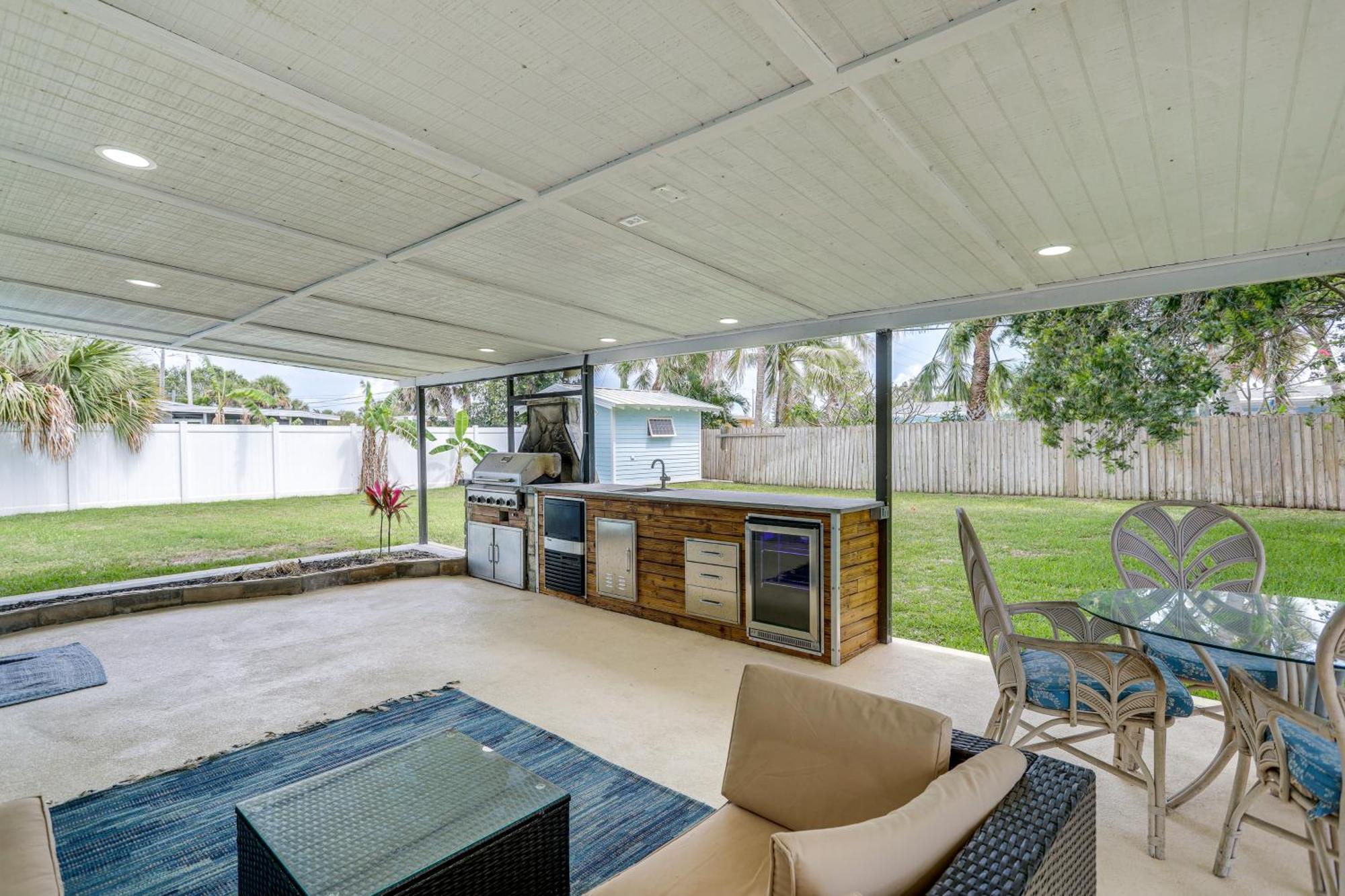Pet-Friendly Cocoa Beach Home Walk To Beach! Exterior photo